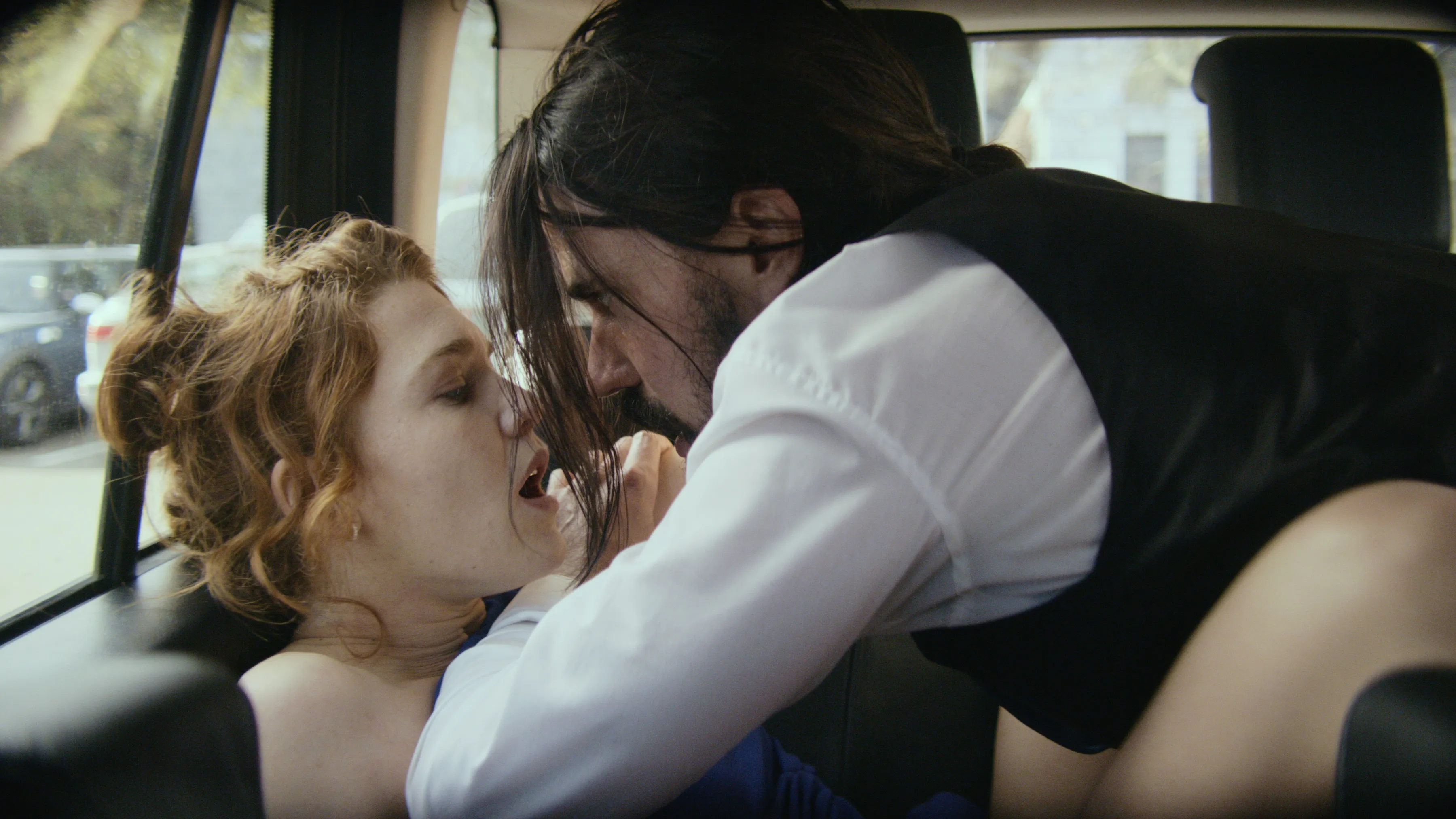 Bild aus dem Film: Paar während Sex im Auto