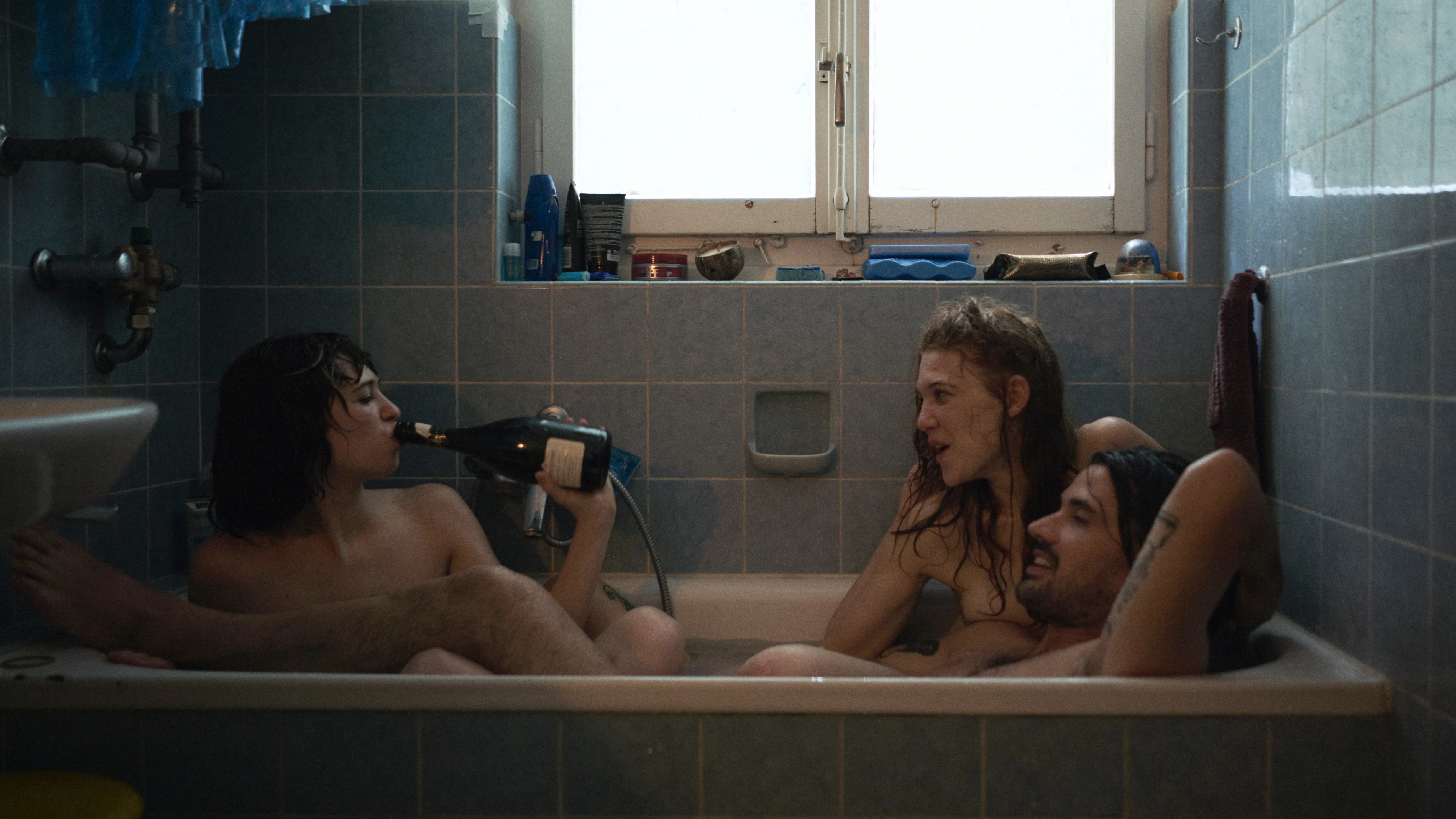 Bild aus dem Film: Zu dritt nackt in der Badewanne.
