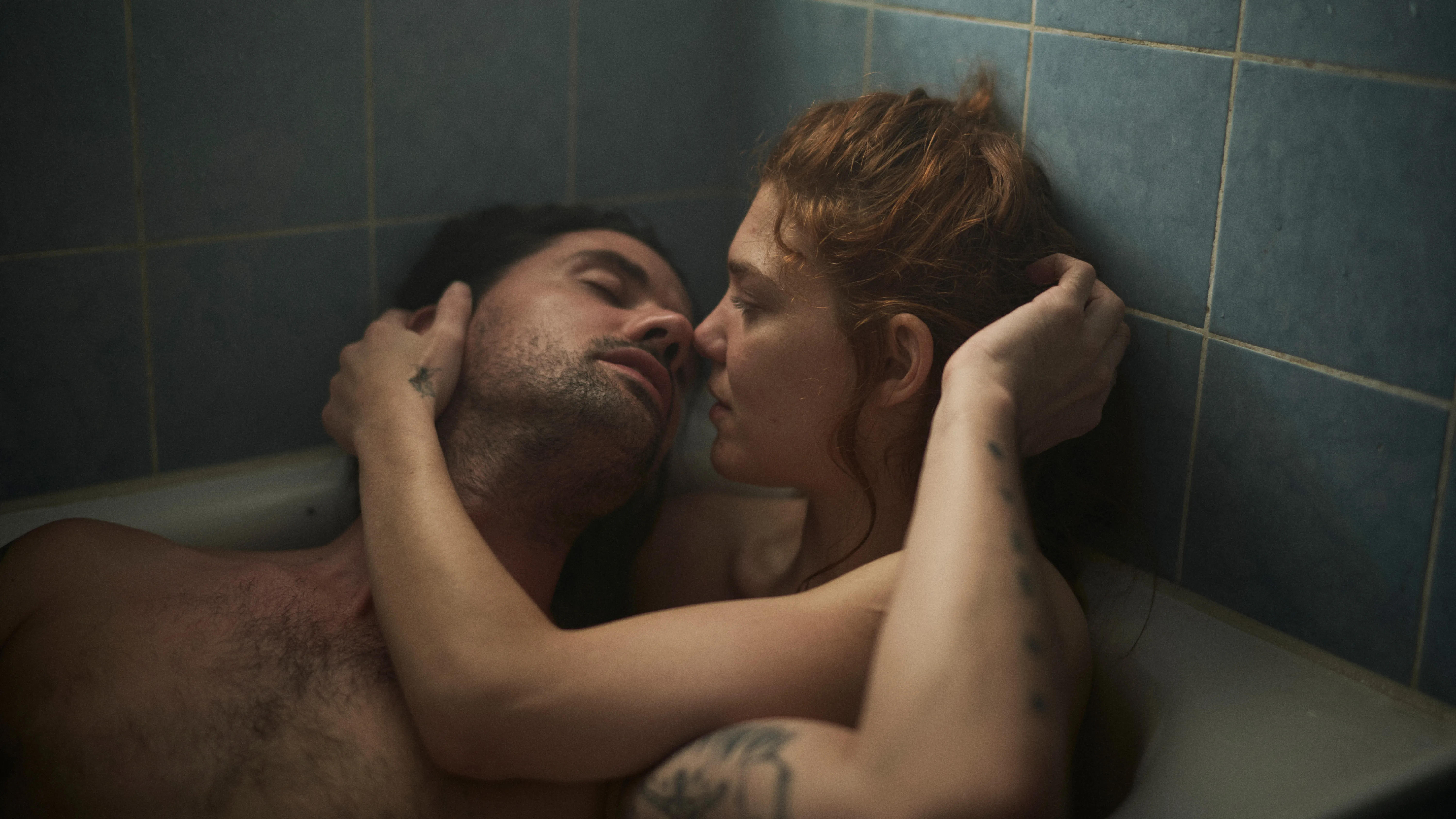 Bild aus dem Film: Paar küssend umschlungen in der Badewanne