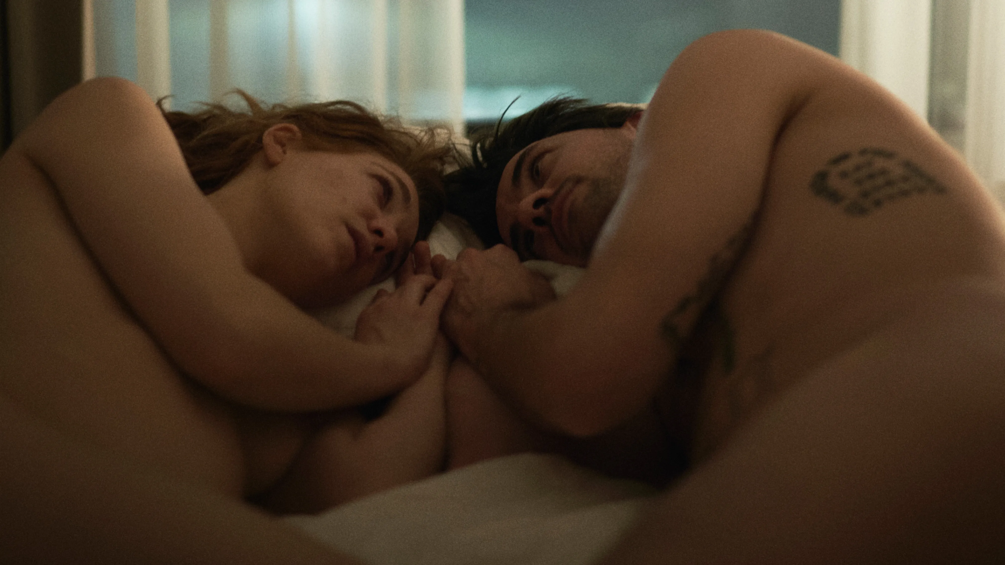 Bild aus dem Film: Ein Paar kurz nach dem Sex. Nackt auf dem Bett.
