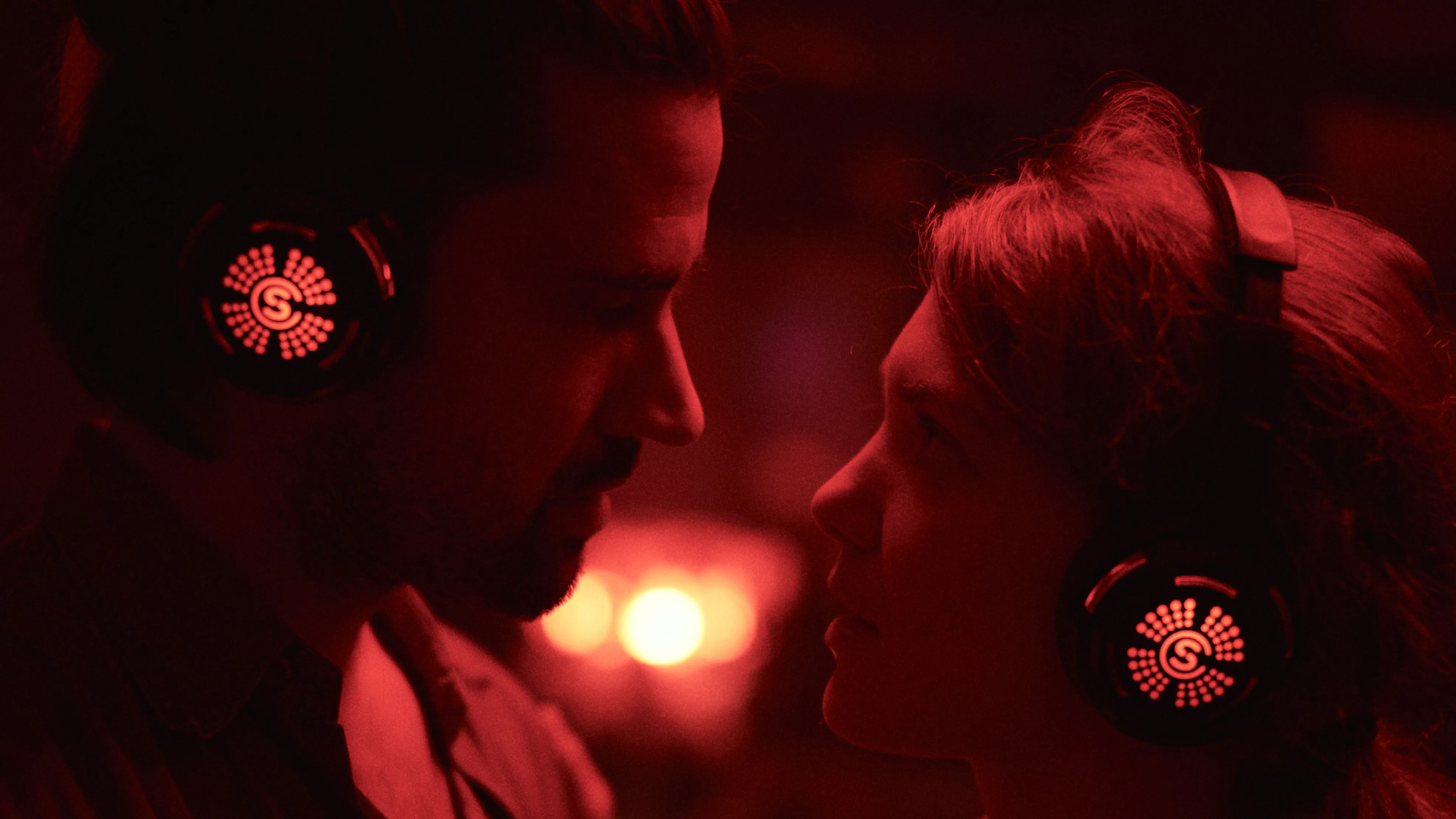 Bild aus dem Film: Zwei Menschen in einer Kopfhöhrer Disco schauen sich an.