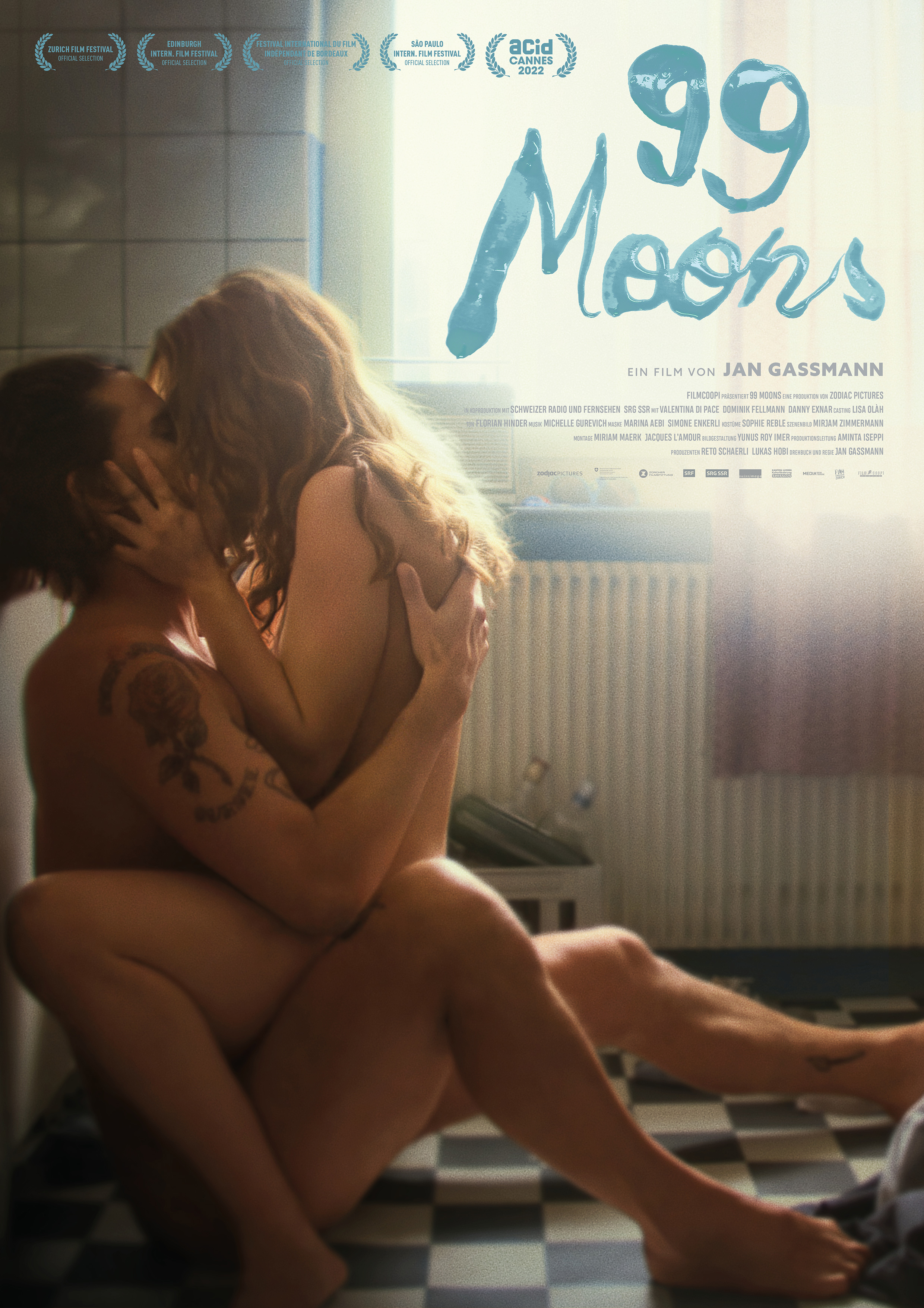 Filmposter 99 Moons - Ein Paar, nackt aufeinander am Küssen.